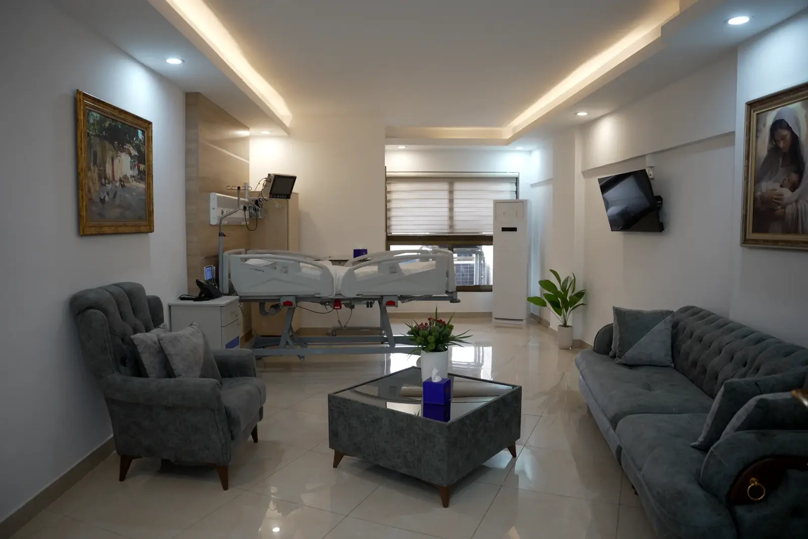 طبيب يقدم رعاية طبية