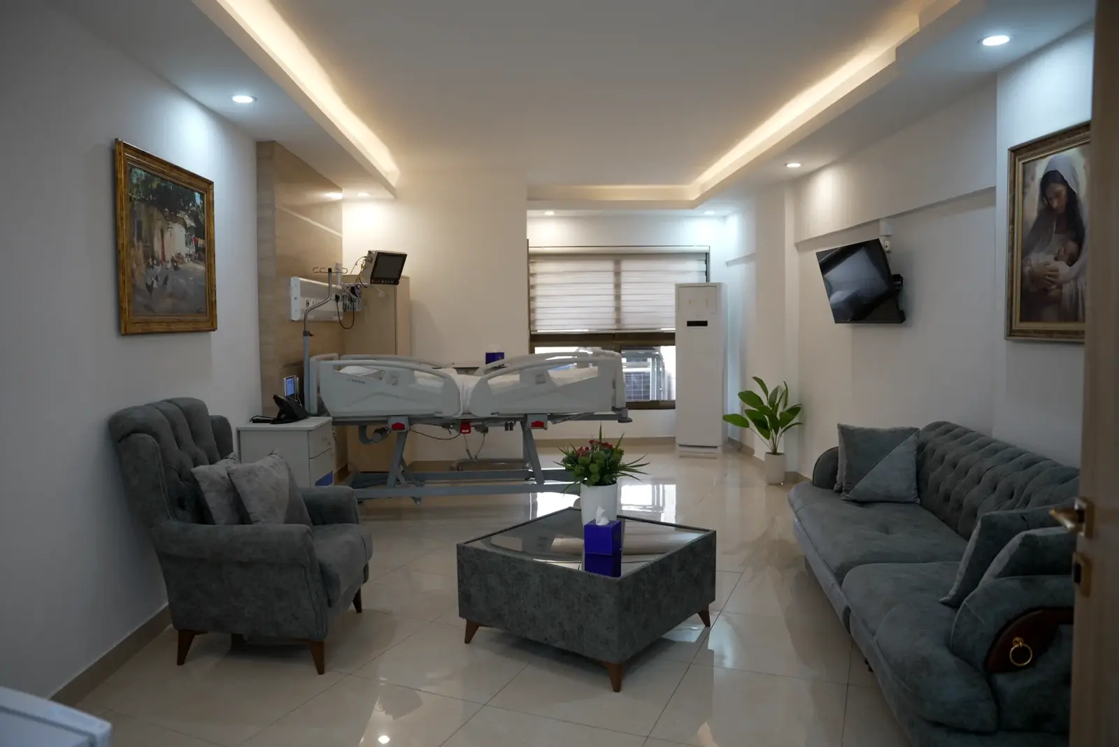 طبيب يقدم رعاية طبية